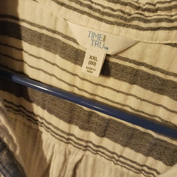 casual sleeveless button up shirt - Picture 3 of 3